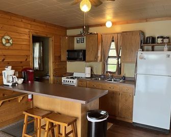 Perfect lakefront cabin up north - Mercer - Kitchen