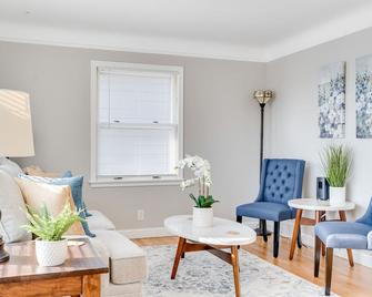 Kaleidoscope Korner - Richfield - Living room