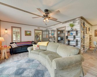 Lakefront Michigan Abode w/ Deck & Fire Pit! - Cheboygan - Living room