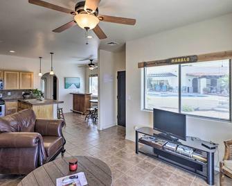 5 Mi to Lake Havasu Bright Cottage with Fire Pit! - Lake Havasu City - Living room