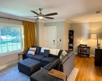 Your World Cup Stay 5Bd/3Bth with 2 Kitchens and 2 Living Rooms - Atlanta - Wohnzimmer