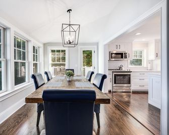 Cozy 3-bedroom River Front cottage in Rocky Hill CT - Rocky Hill - Jídelna