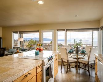 Fantastic Bellingham Bay View Condo just steps to Fairhaven Village & Boardwalk! - Bellingham - Dining room