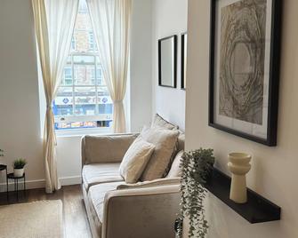 Cosy One Bedroom London Apartment - London - Living room