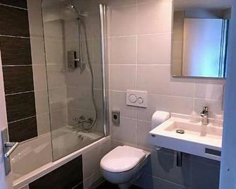 Logis Hotel L'escargotière Dijon Sud - Chenove - Chenôve - Bathroom