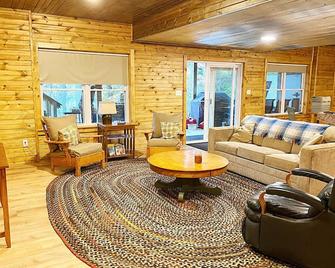 Family Home on Lake Sara - Effingham - Living room