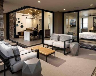 Sereno Canyon - Scottsdale - Living room