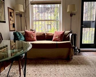 Elegant Uptown Historic District Garden Suite - New York - Living room