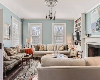 Antique Farmhouse with Modern Updates in West Tisbury - West Tisbury - Sala de estar