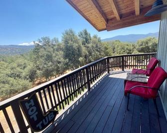 Squirrel View Hot Tub Bbq Patio Shuffle Board - Oakhurst - Balcony