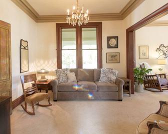 Historic Downtown House and Pool in Paso Robles Wine Country - Paso Robles - Living room