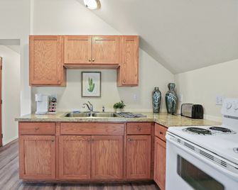 Maple Leaf Manor Suites - Spokane - Kitchen