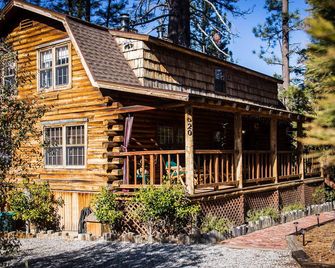 Twin Pines Getaway-Authentic Log Cabin with Lake and Golf Course Views - Pine Mountain Club - Building