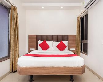 Hotel Balwas - Surat - Bedroom