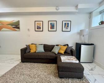 Bright Garden Suite Near Downtown + Mountains - Vancouver - Wohnzimmer