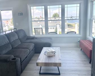 Cozy Costal Cottage ~ Prime Location ~ Just Seconds from Hills Beach! - Biddeford - Living room