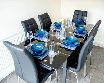 Spacious 5-Bedroom Home - Sleeps 11 & Free Parking - Tilbury - Comedor