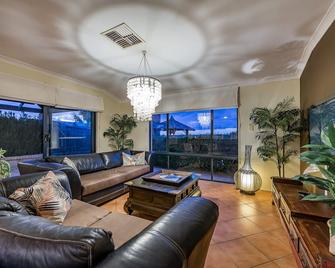 La Mer - Home with a Pool - Mindarie - Living room