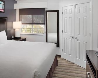 Spacious 1BR Suite w/ Full Kitchen, Outdoor Pool, and Excellent Breakfast - Belmont - Спальня
