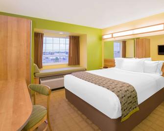 Microtel Inn & Suites by Wyndham Delphos - Delphos - Bedroom