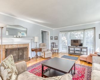 Beach home two blocks from shore & two minutes from town - Seaside - Sala de estar