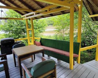 Millyard Recreation Riverfront Cottages - Smith's Cove - Patio