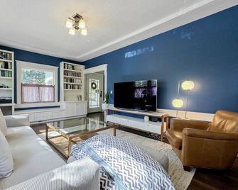 New! Bungalow Home In Central Berkeley - Castro Valley - Вітальня