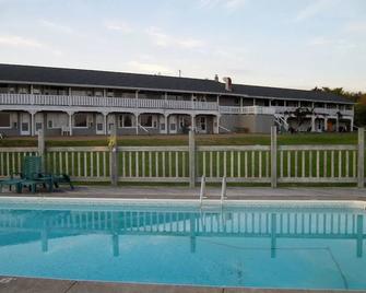 Singing Sands Inn Motel - Souris - Pool
