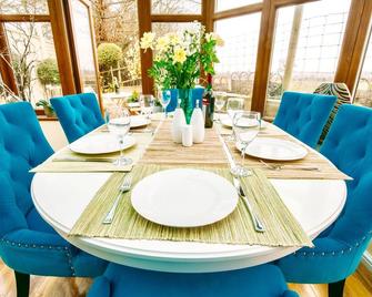Detached Thatched Cottage in Kent sleeps 2-6 persons with a Luxury HotTub. - Ashford - Dining room
