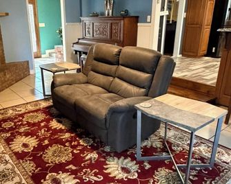 Spacious, Quiet, & Cozy 3 BR Home in Lebanon! Pet-Friendly! - Lebanon - Вітальня