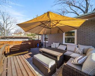 3BR Overland Park Home with Patio and Waterfall Pond - Overland Park - Balcony