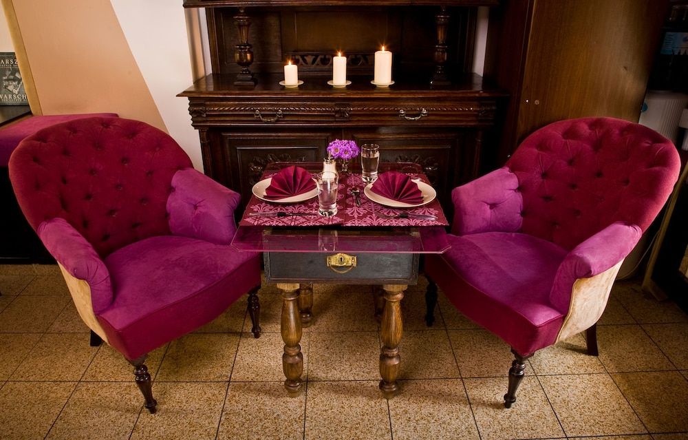 Living room view of Castle Inn