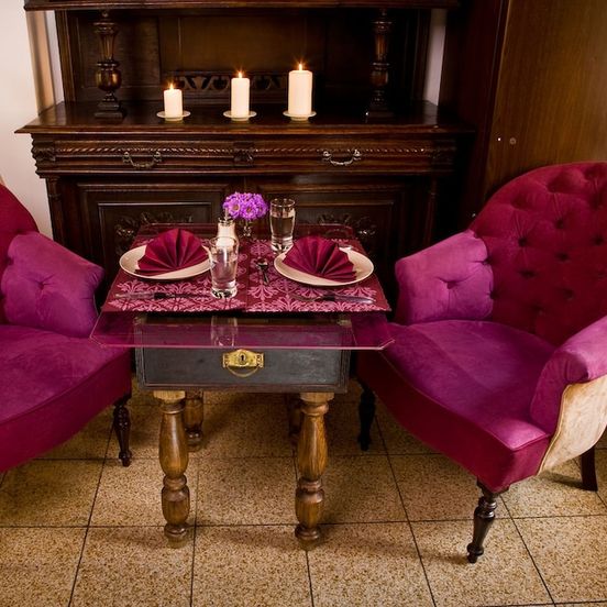 Living room view of Castle Inn