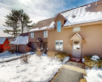 Country townhome with AC - scenic Green Mountains views - Quechee - Building