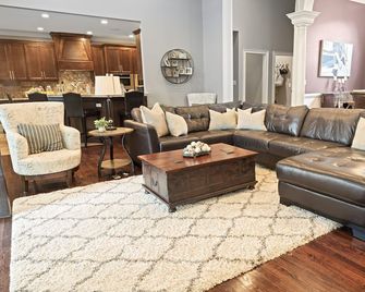 Paradise Point on Lake Lanier - large home w/ private dock, games, private cove - Gainesville - Living room