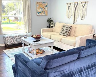 Beach Bliss, Pet Friendly Retreat, With Hot Tub Near Lake MI - Benton Harbor - Living room