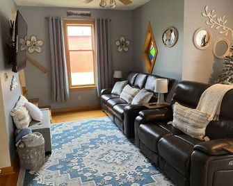 Fall Getaway Mill Run Inn: Sleeps 12 · 5br 5ba · Hot Tub Fire Pit Grill Pool - Mill Run - Sala de estar