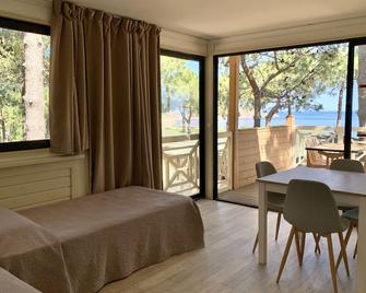 Résidence Les Pins - קאלבי - סלון