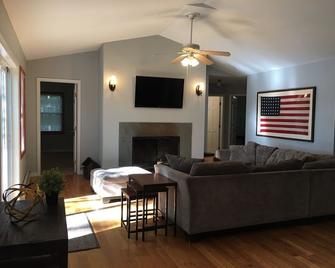 Lago House - Lakefront Home W/ Wfh High-Speed Wifi, Hot Tub & Boats - Jefferson - Sala de estar