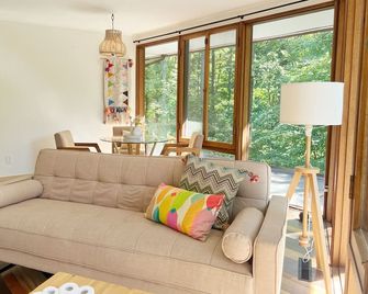 1960 Mid-Century Modern Nature Retreat - Cambridge - Huiskamer