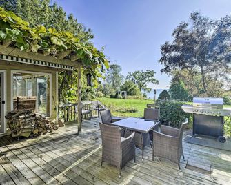 Deck + Fire Pit: Waterfront Lake Michigan Escape - Algoma - Patio