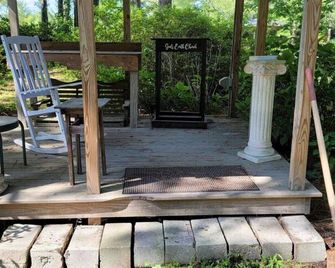 Minnie Winnie in the woods. - Hubert - Patio