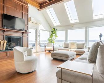River front with large decks and dock over the Hudson - Nyack - Living room