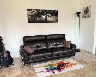 Spacious and modern gîte in a quiet city centre - La Roche-Chalais - Sala de estar