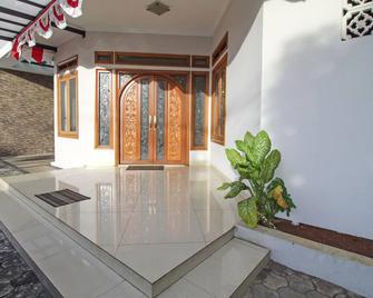 RedDoorz Plus Near Kelapa Dua Kebon Jeru - Giacarta - Edificio