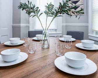 3BR Home with In-Unit Laundry, Parking, Sound Bar - Rochester - Comedor