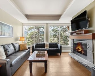 Star Suite -Luxurious condo with 3 fireplaces, and open Pool! - Canmore - Sala de estar