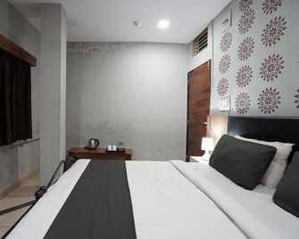 Hotel Sai Inn - Ahmedabad - Schlafzimmer