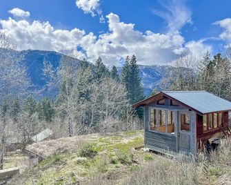Howe Cabin-Views of Virginia Ridge, Lucky Jim Bluff, Sandy Butte&Grizzly MT! - Winthrop - Building