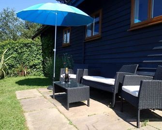 Rose Lodge, Eco Lodge with Hot Tub - Langport - Patio